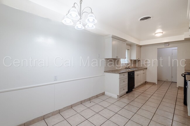 Building Photo - 3 Bedroom, 2 Bath Home Near Bakersfield Co...