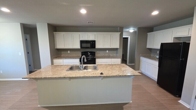 Building Photo - Great newer 3 bed 2 bath duplex.