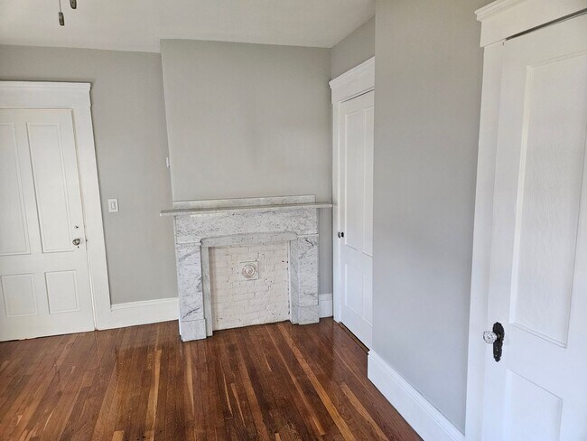 Building Photo - 2 Bedroom townhouse style apartment