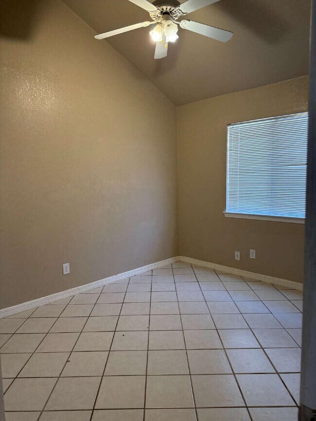 Building Photo - "Charming 3-Bed, 2-Bath Oasis in El Paso -...