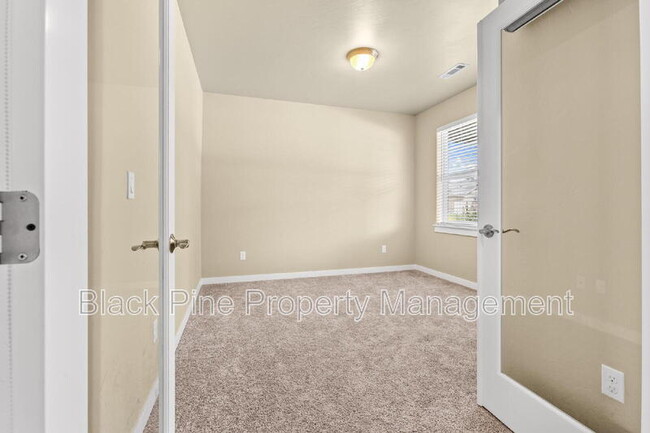 Building Photo - 1510 W Cactus St