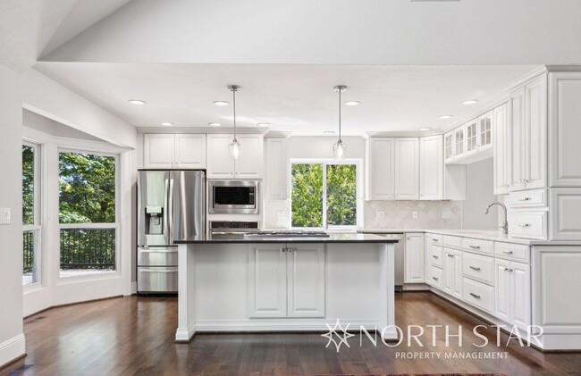 Building Photo - Stunning Lake Oswego Home with Space for E...