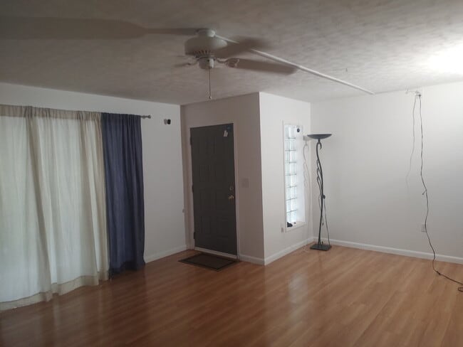 Building Photo - "$200 move in Special. Quite and Peaceful ...