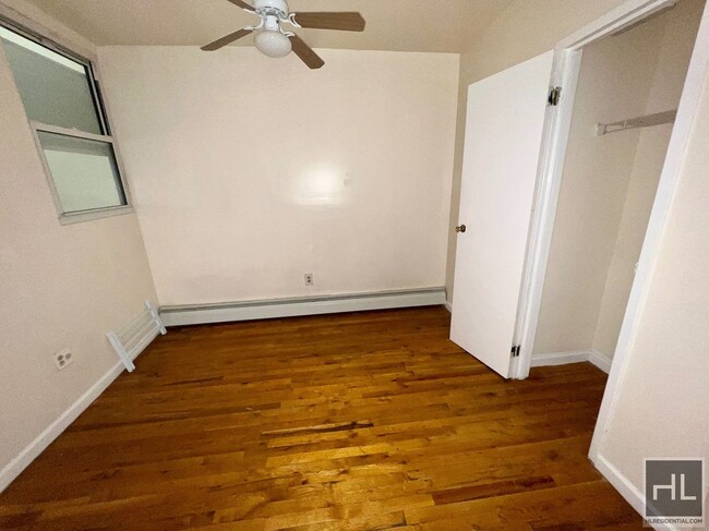 Building Photo - 5BR 1BA Historic Commerical Residential Zo...