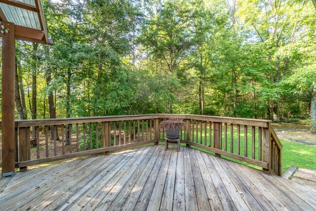 Building Photo - Meticulously maintained property with a st...