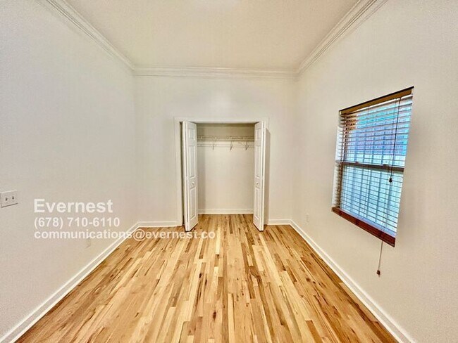 Building Photo - Spacious 4-Bedroom Home with Front Porch a...