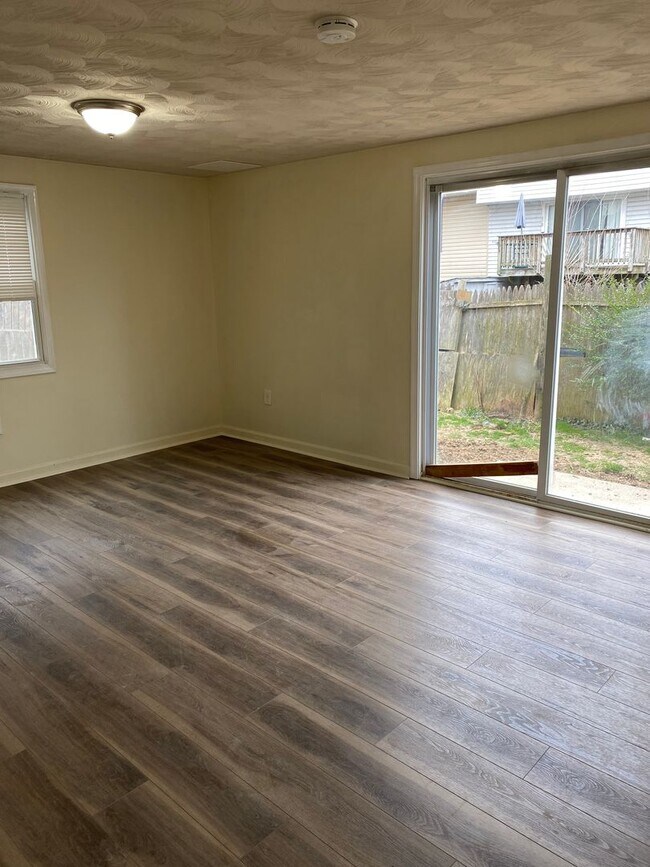 Building Photo - Spacious 3-bedroom, 1.5-bath end-unit townhome located in Edgewood