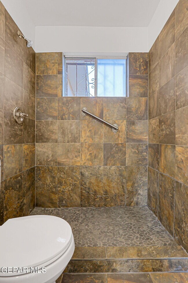 Building Photo - 10068 Oakwood Dr