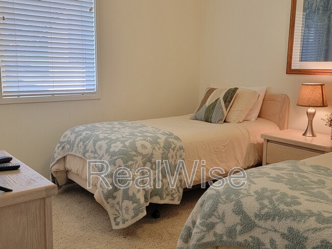 Building Photo - 6901 Robin Ct