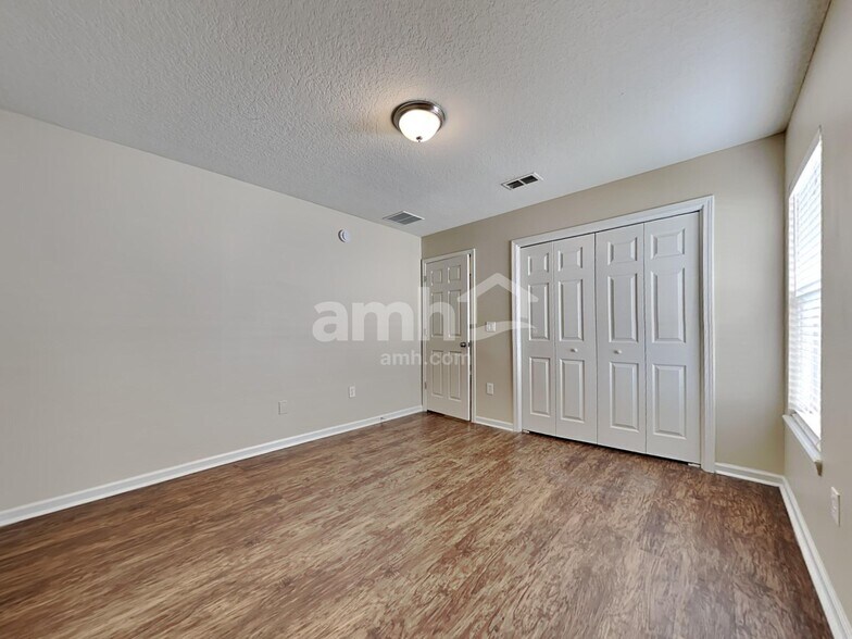 Building Photo - 632 E Red House Branch Rd