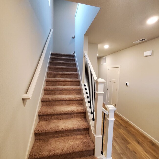 Building Photo - Newer 3 bedroom 2 bath home in SE Albany, close to LBCC, Easy drive to Corvallis, Lebanon or I-5