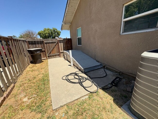 Building Photo - Spacious Tulare home Available Now!