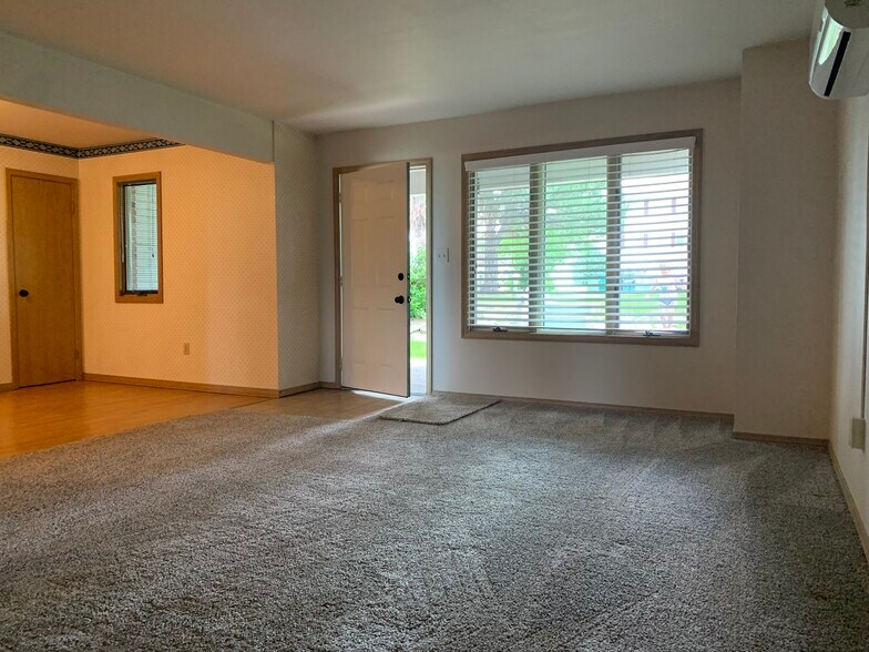 Building Photo - 1608 Sand Ct