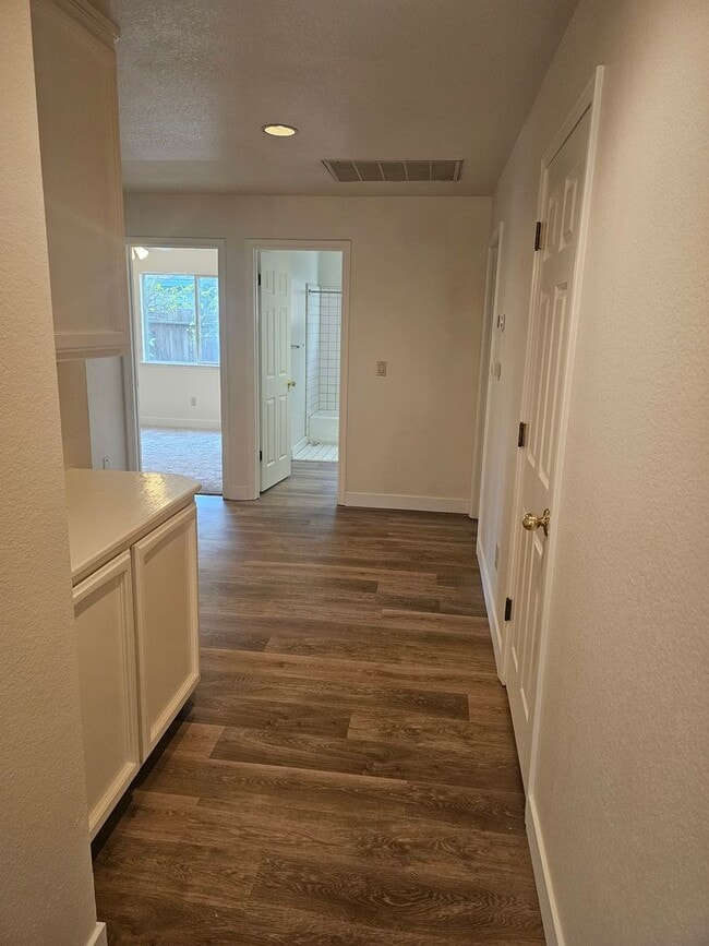 Building Photo - COMPLETELY REMODELED 3 BEDROOM HOUSE IN W. ROSEVILLE!!