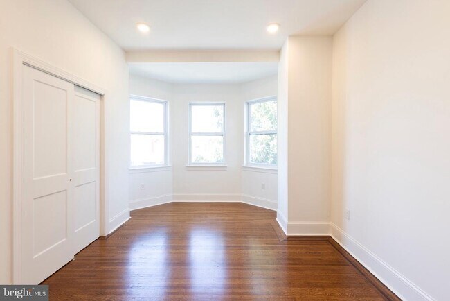 Building Photo - 5510 Larchwood Ave