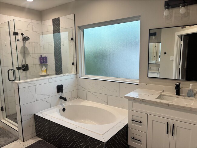 Building Photo - 6831 Paris St