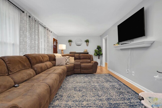 Building Photo - 619 Graycroft Dr SW