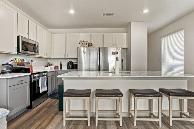 Building Photo - 2554 S University Dr