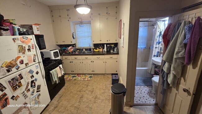 Building Photo - 2 bedroom - Duplex for RENT  Move in Nov 1st