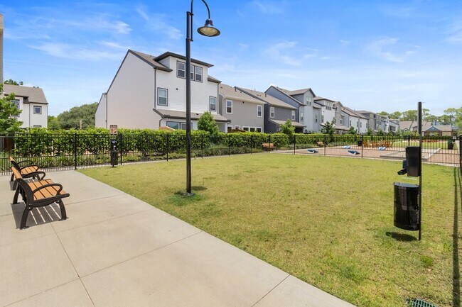 Building Photo - 16030 Mason Run Dr
