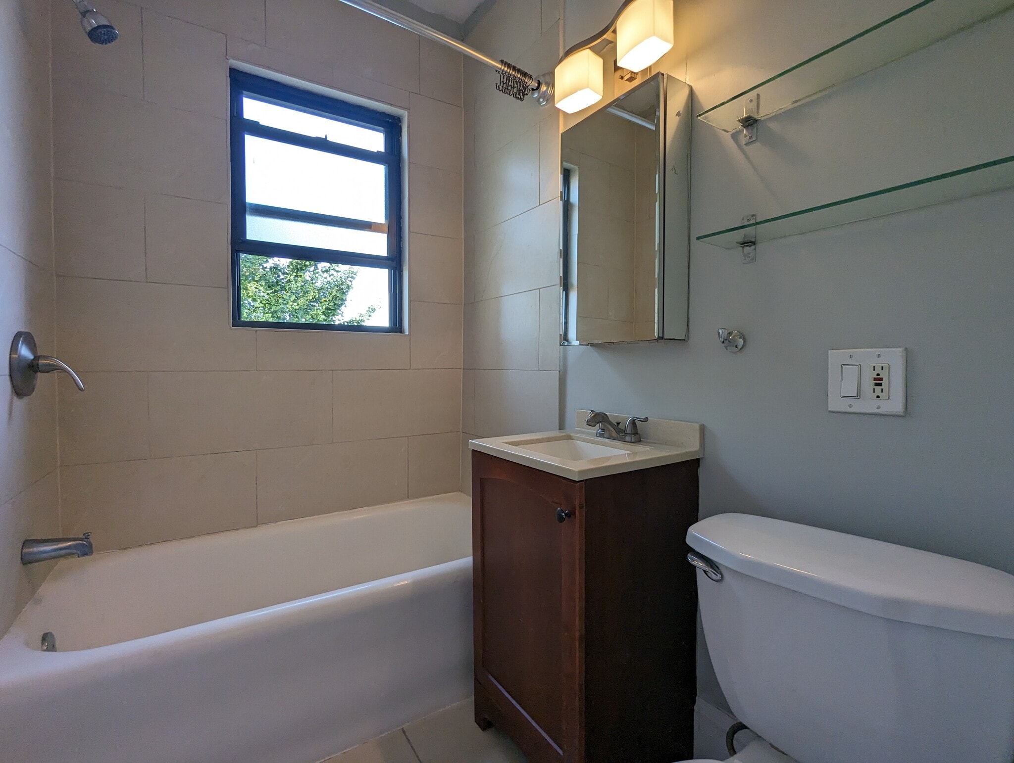 Building Photo - 4735 N Hermitage Ave