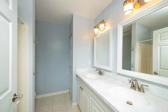 Building Photo - 728 Willow Wood Pl