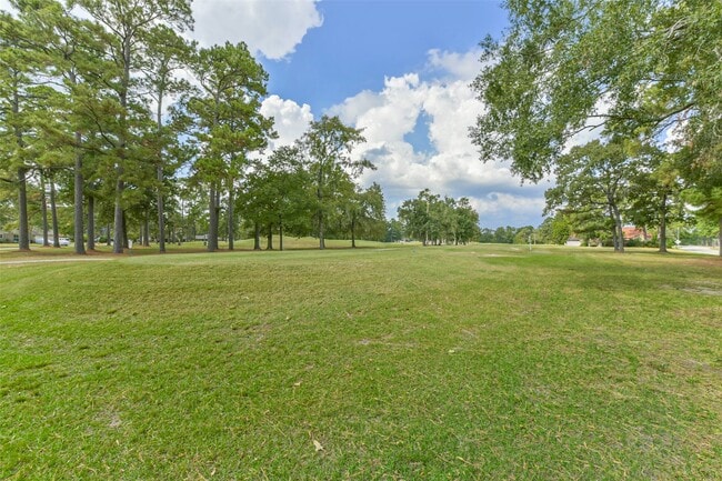 Building Photo - 15919 Golf Club Dr