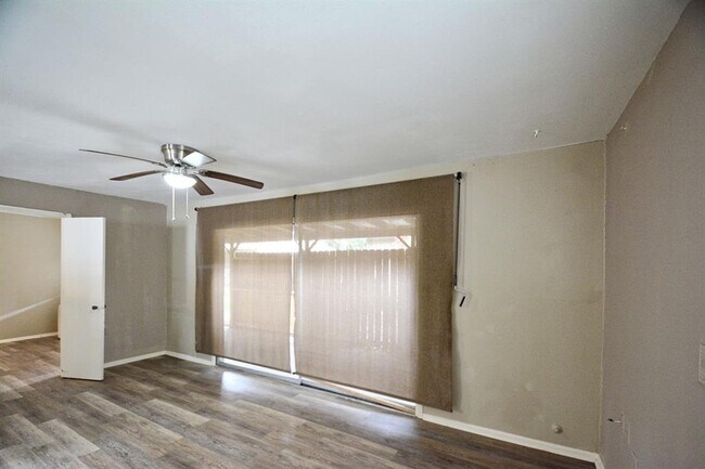Building Photo - 517 E Martindale St
