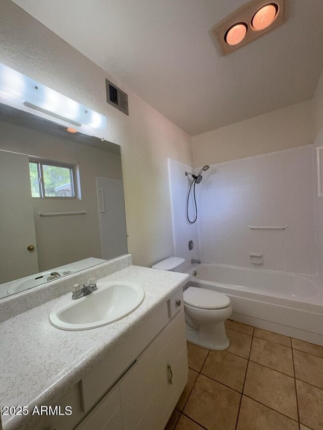 Building Photo - 433 Meadows Dr