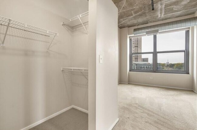 Building Photo - 933 W Van Buren St