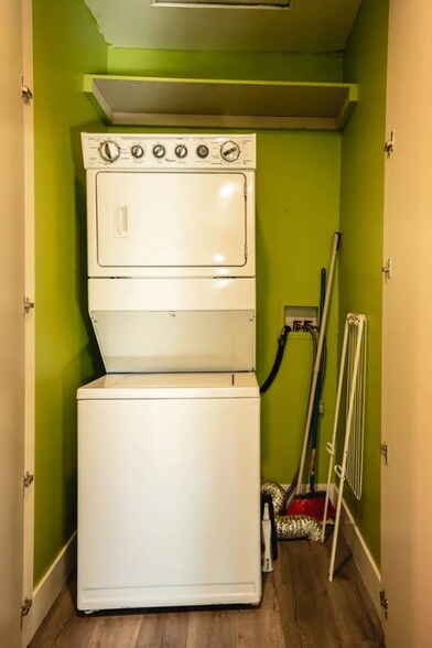 Building Photo - 6718 Simpson Ave