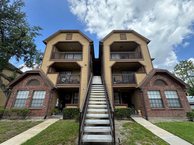 Building Photo - Altamonte Springs Top Floor Condo ~ Gated Waterfront Community ~ Must See!