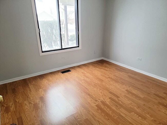 Building Photo - 877 Cross Creek Dr W