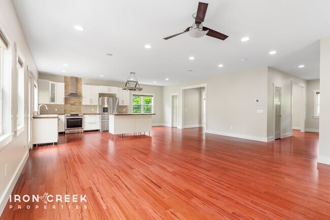 Building Photo - Beautiful Contemporary Home North of Downt...