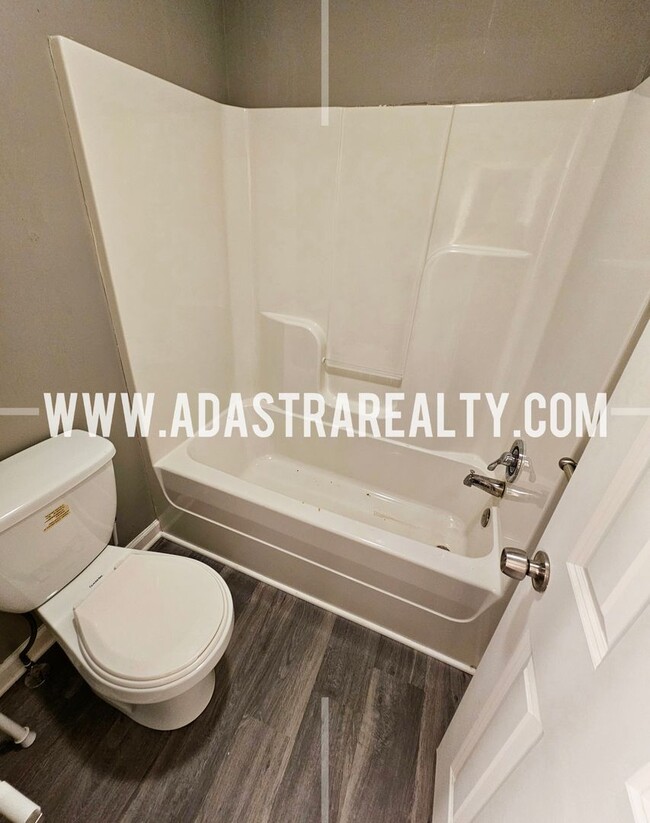 Building Photo - Very Spacious Townhome in West Olathe-Available in APRIL!!