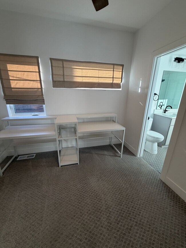 Building Photo - Gorgeous Sunnyside 4 bedroom home with rooftop patio