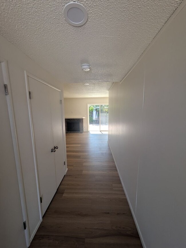 Building Photo - $$$$$$500 MOVE IN BONUS!!!!Freshly Remodel...