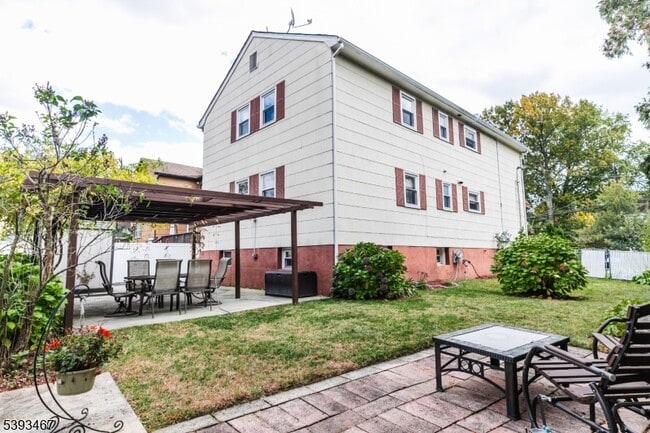 Building Photo - 307 Belleville Ave