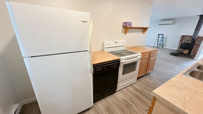 Building Photo - Affordable 3bdrm/1 bath home with storage ...