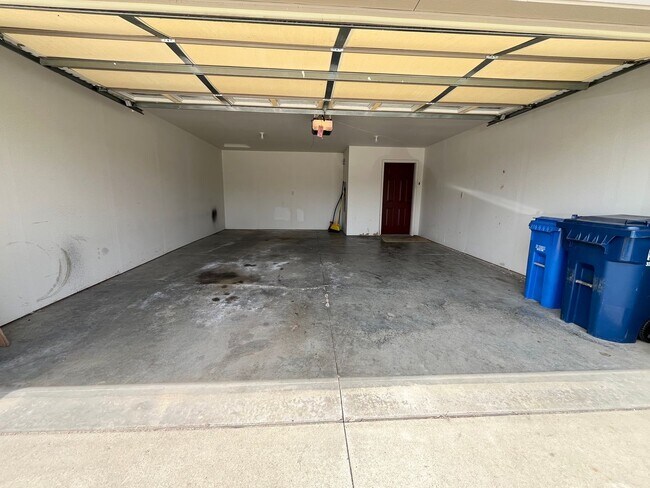 Building Photo - Ground Floor 2 Bed Condo with Attached Garage!