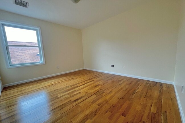 Building Photo - 264 Custer Ave