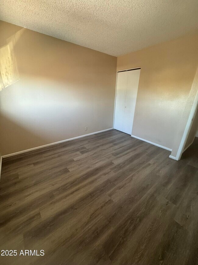 Building Photo - 286 W Palomino Dr