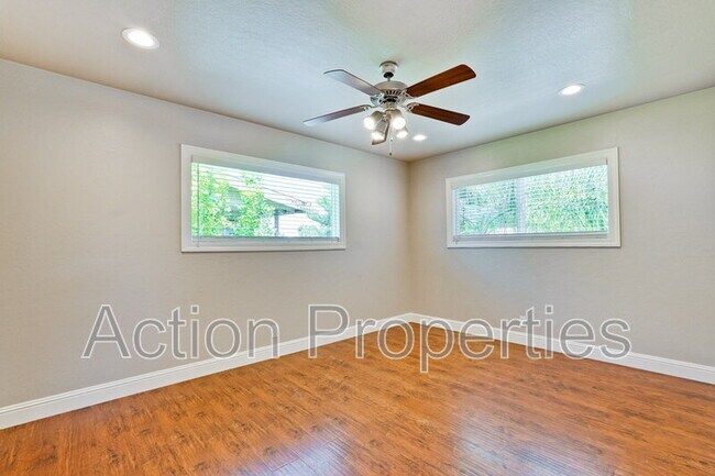 Building Photo - 4545 Moorpark Ave