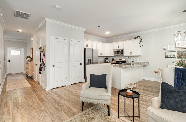 Building Photo - Charming 3-Bedroom Townhome Close to Every...