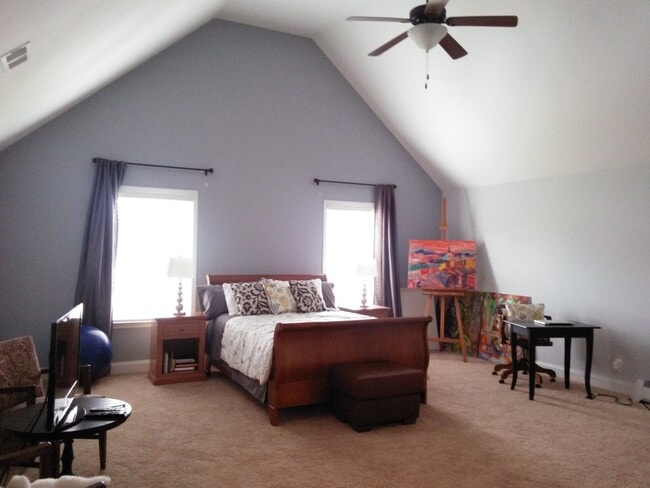Building Photo - Beautiful 5 Bedroom, 3 Bath home located n...