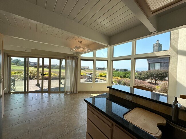 Building Photo - Stunning Home with Breathtaking Golf Cours...