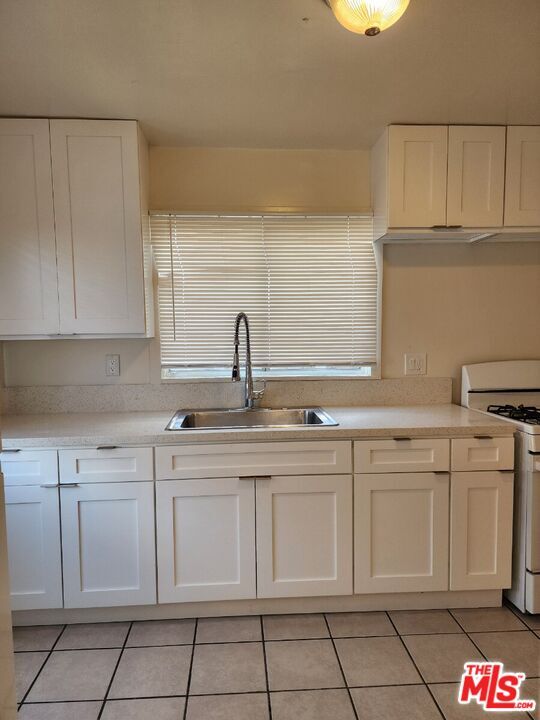 Building Photo - 6685 De Longpre Ave