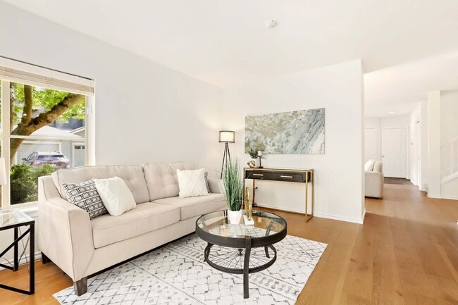 Building Photo - Must-see property that still feels brand new
