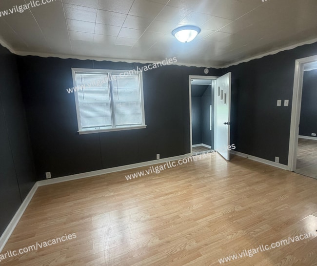 Building Photo - 4-bedrooms, 1-Bath - 2-floor Duplex Home