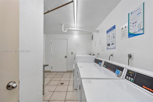 Building Photo - 600 Parkview Dr